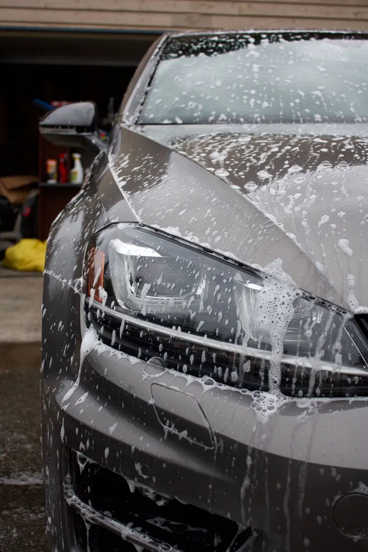 Blog de detallado automotriz: es bueno pulir el auto - faro de un auto gris con espuma de lavado