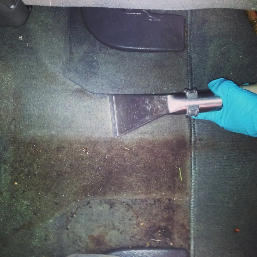Ozono para auto: extracción de suciedad en la alfombra de un auto con boquilla de extractor