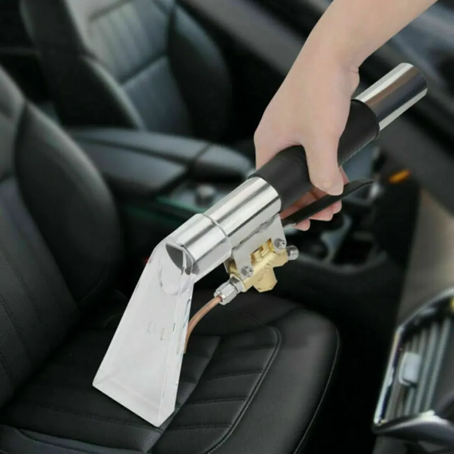Lavado de vestiduras precio: boquilla de inyección y extracción sobre un asiento de piel negra