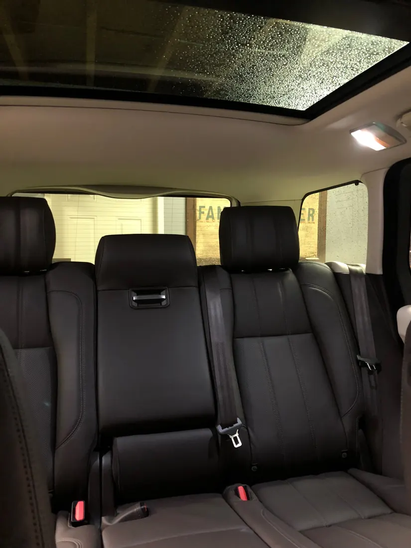 Ozono para auto: asientos traseros de piel limpios con techo panorámico