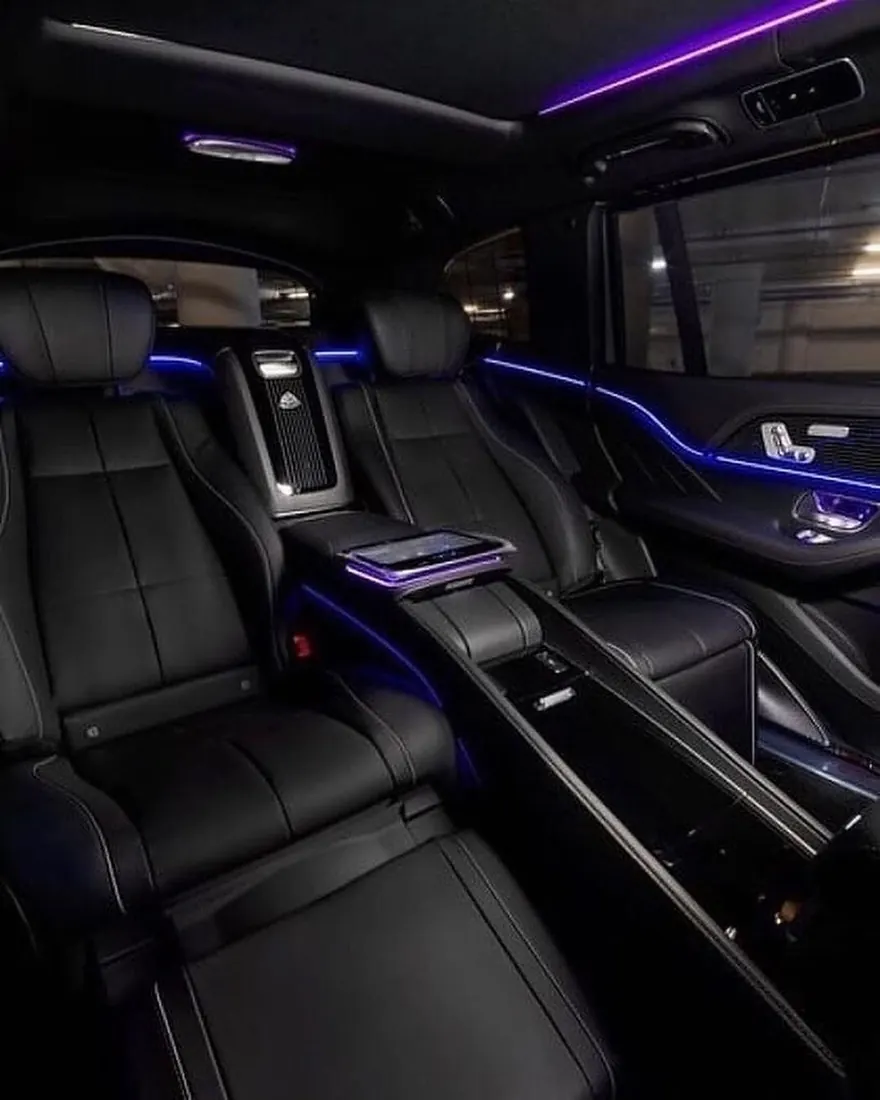 Ozono para auto: interior negro con luz ambiental azul y asientos traseros