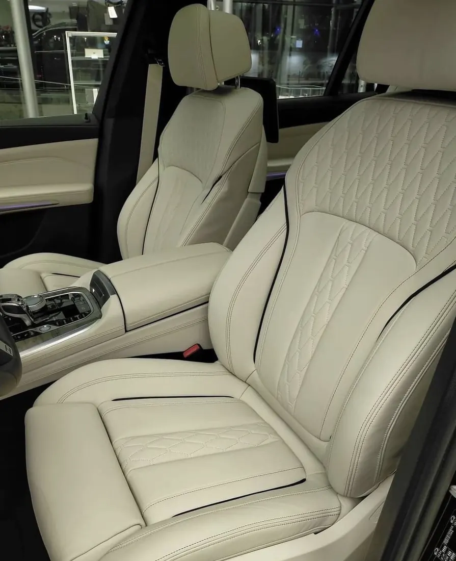 Lavado de vestiduras precio: asiento de piel blanca acolchada en el interior de un auto