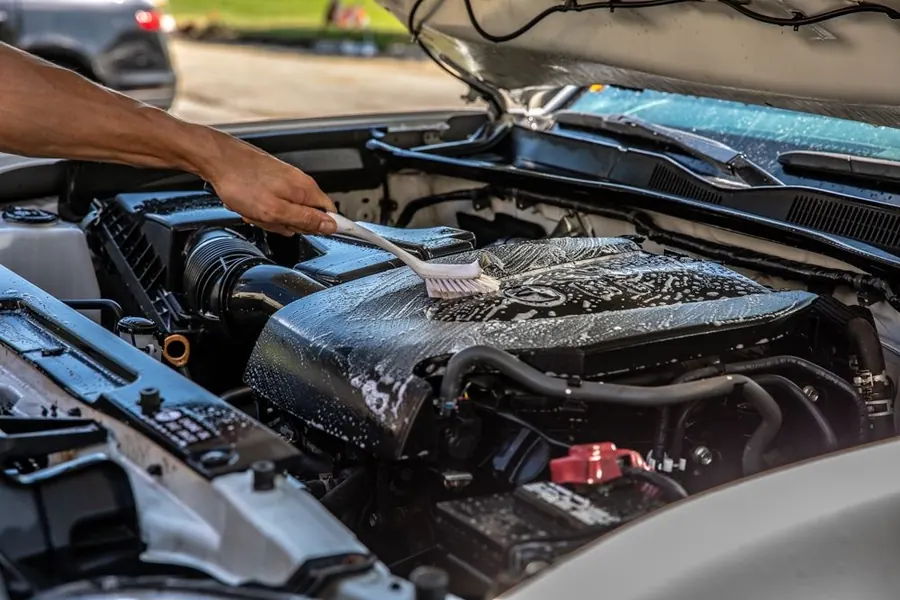 Lavado de motor cerca de mi: lavado de motor con cepillo y espuma con el cofre abierto
