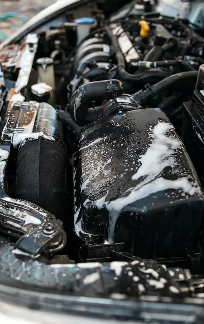 Lavado de motor a vapor: compartimento de motor cubierto de espuma durante el lavado