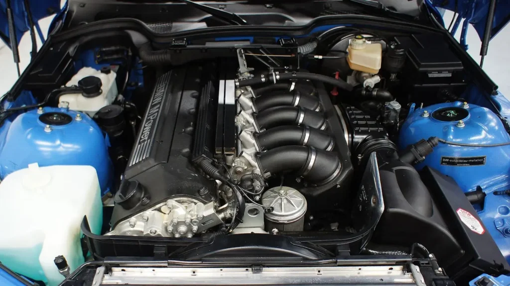 Motor limpio y detallado bajo un cofre azul