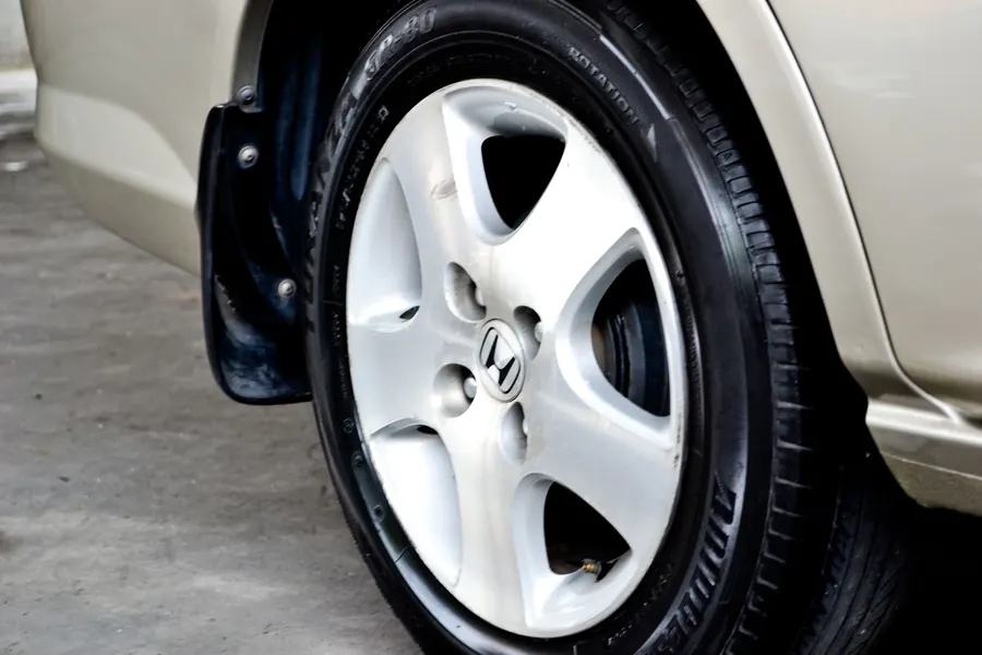 Detailing llantas: rin de aluminio y llanta con brillo renovado